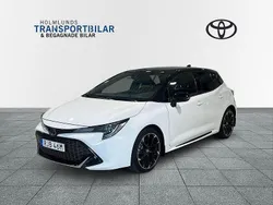 Vit Begagnad 2022 Toyota Corolla Hybrid Plus Halvkombi | 299 900 kr (Marknadspris)