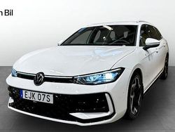 Vit (pure white) Begagnad 2024 VW Passat R-line Kombi | 469 900 kr