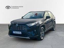 Svart (svart metallic) Begagnad 2024 Toyota RAV4 Hybrid Active SUV | 399 800 kr (Marknadspris)