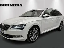 Vit Begagnad 2016 Skoda Superb LAURIN & KLEMENT Kombi | 179 900 kr (Marknadspris)