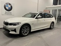 Vit Begagnad 2021 BMW 330e Sport Line Kombi | 294 900 kr (Superpris)