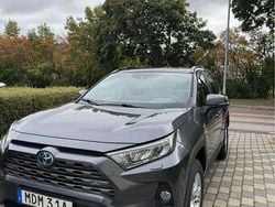 Grå Begagnad 2020 Toyota RAV4 Hybrid SUV | 283 000 kr (Marknadspris)
