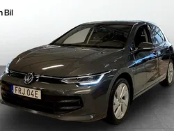 Mörkgrå (dolphin grey metallic) Begagnad 2024 VW Golf VIII Kombi | 299 900 kr (Marknadspris)