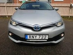 Silver Begagnad 2017 Toyota Auris Hybrid Active Halvkombi | 155 000 kr (Marknadspris)