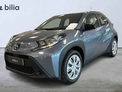Grå Ny 2025 Toyota Aygo Play Halvkombi | 205 900 kr (Marknadspris)