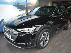 Svart Begagnad 2022 Audi e-tron Proline SUV | 419 000 kr (Bra pris)