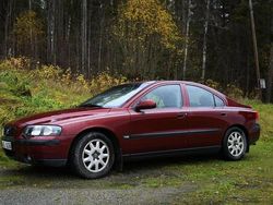 Röd Begagnad 2001 Volvo S60 Sedan | 20 000 kr (Superpris)