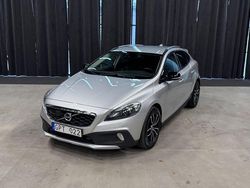 Ljusgrå Begagnad 2013 Volvo V40 CC Summum Kombi | 169 900 kr (Marknadspris)