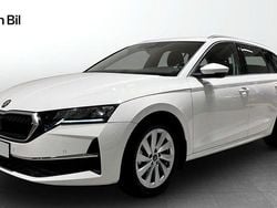 Vit (candy white) Begagnad 2025 Skoda Octavia Selection Kombi | 309 900 kr (Marknadspris)
