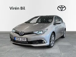 Silver Begagnad 2018 Toyota Auris Hybrid Executive Halvkombi | 174 000 kr (Marknadspris)
