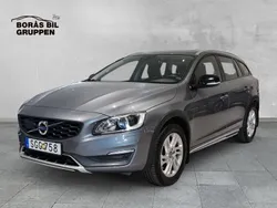 Grå Begagnad 2016 Volvo V60 CC Momentum Kombi | 179 000 kr (Marknadspris)