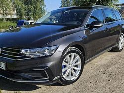 Grå Begagnad 2020 VW Passat GTE Kombi | 198 000 kr (Marknadspris)
