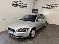 Ljusgrå (grå) Begagnad 2006 Volvo S40 Sedan | 49 900 kr (Marknadspris)