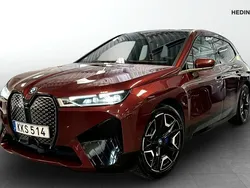Röd (red) Begagnad 2022 BMW iX Exclusive SUV | 579 900 kr (Superpris)