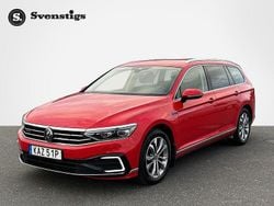 Röd (tornado red) Begagnad 2022 VW Passat GTE Kombi | 259 900 kr (Marknadspris)