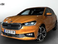 Orange (phoenix orange metallic) Begagnad 2023 Skoda Fabia Style Halvkombi | 224 900 kr (Marknadspris)