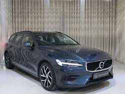 Mörkblå (blå) Begagnad 2020 Volvo V60 Momentum Kombi | 249 900 kr (Marknadspris)