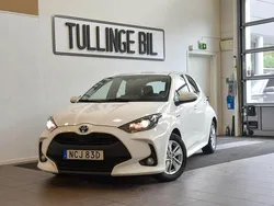 Vit Begagnad 2021 Toyota Yaris Hybrid Active Halvkombi | 159 900 kr (Marknadspris)