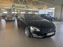 Svart Begagnad 2015 Volvo V60 Momentum Kombi | 119 700 kr (Marknadspris)