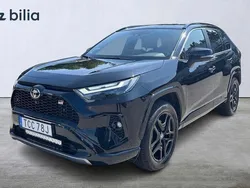 Svart Begagnad 2023 Toyota RAV4 Hybrid Sport SUV | 509 900 kr (Marknadspris)