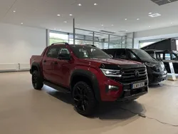 Röd (deep red metallic) Ny 2025 VW Amarok Black Edition Pickup | 973 476 kr