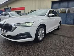 Vit Begagnad 2022 Skoda Octavia Ambition Kombi | 169 900 kr (Marknadspris)