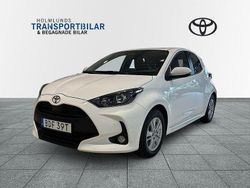 Vit Begagnad 2024 Toyota Yaris Hybrid Active Halvkombi | 249 900 kr (Marknadspris)