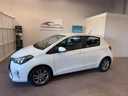 Ljusgrå (grå) Begagnad 2015 Toyota Yaris Active Halvkombi | 79 900 kr (Lite dyr)
