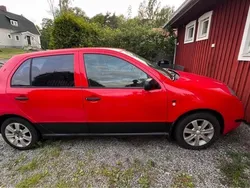 Röd Begagnad 2001 Skoda Fabia Halvkombi | 10 000 kr