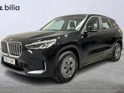 Svart Begagnad 2023 BMW iX1 SUV | 458 900 kr (Marknadspris)