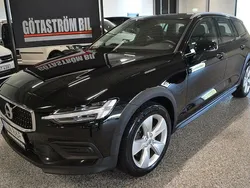 Svart Begagnad 2021 Volvo V60 CC Momentum Kombi | 293 000 kr (Marknadspris)