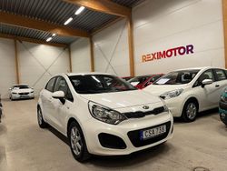 Vit Begagnad 2014 Kia Rio Halvkombi | 64 900 kr (Marknadspris)