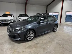 Grå (mineralgrå metallic) Begagnad 2021 BMW 118 M Sport Halvkombi | 249 900 kr (Marknadspris)