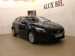 Svart Begagnad 2016 Volvo V40 Momentum Kombi | 189 900 kr (Marknadspris)