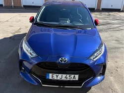 Blå Begagnad 2021 Toyota Yaris Hybrid Style Halvkombi | 226 000 kr (Marknadspris)