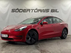 Röd Begagnad 2021 Tesla Model 3 Long Range AWD Sedan | 309 900 kr (Marknadspris)