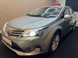 Ljusgrå (grå) Begagnad 2012 Toyota Avensis Sedan | 99 900 kr (Marknadspris)
