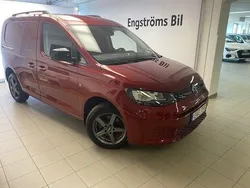 Röd (fortanaröd metallic) Begagnad 2022 VW Caddy Minibuss | 299 000 kr (Marknadspris)