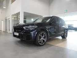 Svart Begagnad 2022 BMW X5 M Sport SUV | 699 800 kr
