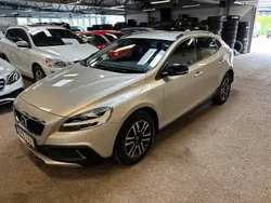 Ljusbrun (brun) Begagnad 2017 Volvo V40 CC Momentum Kombi | 169 000 kr (Marknadspris)