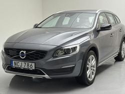 Grå Begagnad 2016 Volvo V60 CC Summum Kombi | 179 800 kr (Marknadspris)