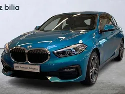 Blå Begagnad 2022 BMW 118 Sport Line Halvkombi | 229 000 kr (Marknadspris)