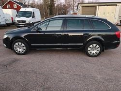 Svart Begagnad 2011 Skoda Superb Elegance Kombi | 39 800 kr (Marknadspris)