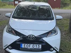Vit Begagnad 2015 Toyota Aygo X-play Halvkombi | 95 500 kr (Marknadspris)