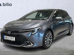 Mörkgrå Begagnad 2024 Toyota Corolla Hybrid Style Halvkombi | 287 700 kr (Marknadspris)