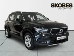 Svart Begagnad 2022 Volvo XC40 Momentum SUV | 279 900 kr (Marknadspris)