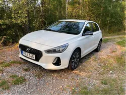 Vit Begagnad 2018 Hyundai i30 Comfort Halvkombi | 105 000 kr (Marknadspris)