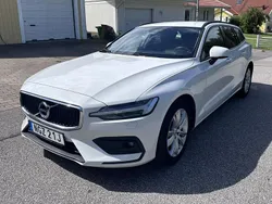 Vit Begagnad 2020 Volvo V60 Momentum Kombi | 210 000 kr (Marknadspris)