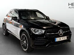 Svart Begagnad 2022 Mercedes GLC300e AMG SUV | 419 900 kr (Marknadspris)