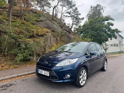 Blå Begagnad 2010 Ford Fiesta Titanium Halvkombi | 39 900 kr (Marknadspris)